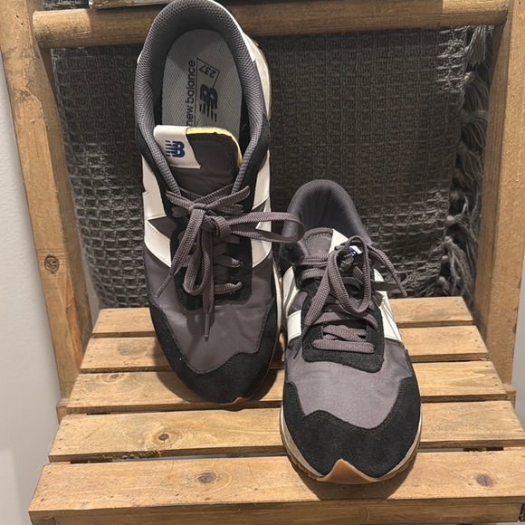 New Balance White and Blue Sneakers Classic Design - Picture 2 of 6